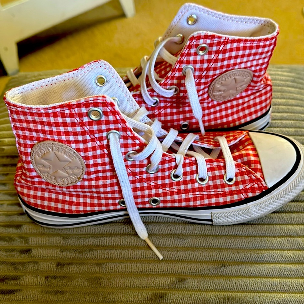 •Girls Hi Top Converse All Star, Size 2•
